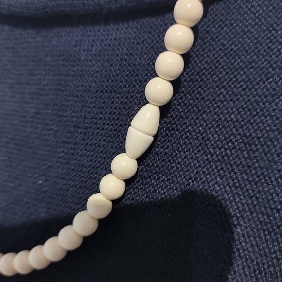 60s Fantastic Plastic Cream Beaded Necklace | Vintage - Picture 5 of 10